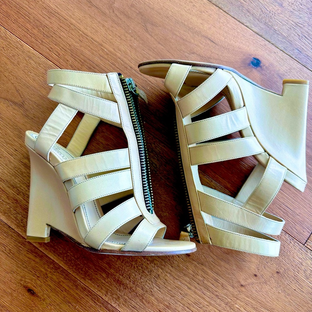 Wedges with zip front